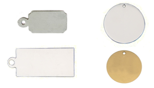 Image of different metal hanging tags, some round, some rectangular both stainless and brass, to use for engraving.