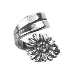 A photo of Flower of the Month Ring, April/Daisy